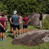 Tours en santa marta y el caribe colombiano Guía indígena explicando las piedras donamas. Tours Sierra Nativo.