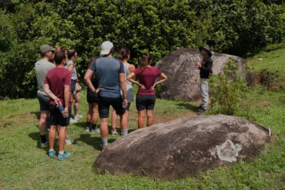 Tours en santa marta y el caribe colombiano Guía indígena explicando las piedras donamas. Tours Sierra Nativo.