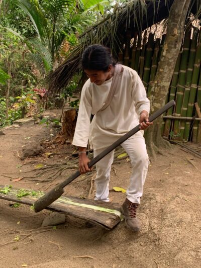 Sacando fribra de fique ( Maguey)