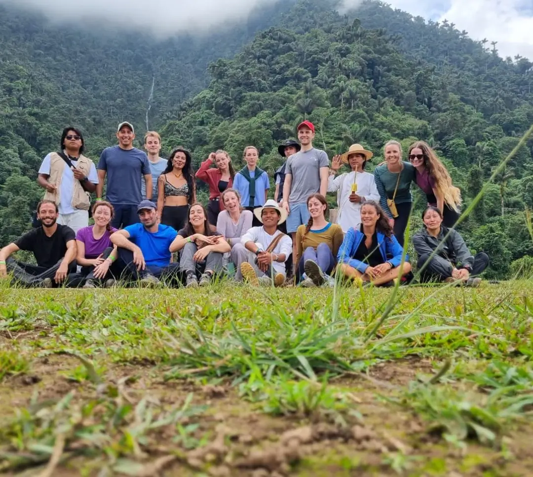 Tour en grupo a ciudad perdida en la sierra nevada de santa marta, conoce las antiguas terrazas Tayrona con guía indígena.