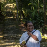 Guía indígena compartiendo tradiciones culturales con turistas durante un tour con Sierra Nativo en Santa Marta