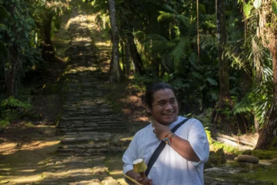 Guía indígena compartiendo tradiciones culturales con turistas durante un tour con Sierra Nativo en Santa Marta