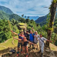 Familia aprendiendo sobre la cultura Tayrona en la visita a las terrazas de la Ciudad Perdida