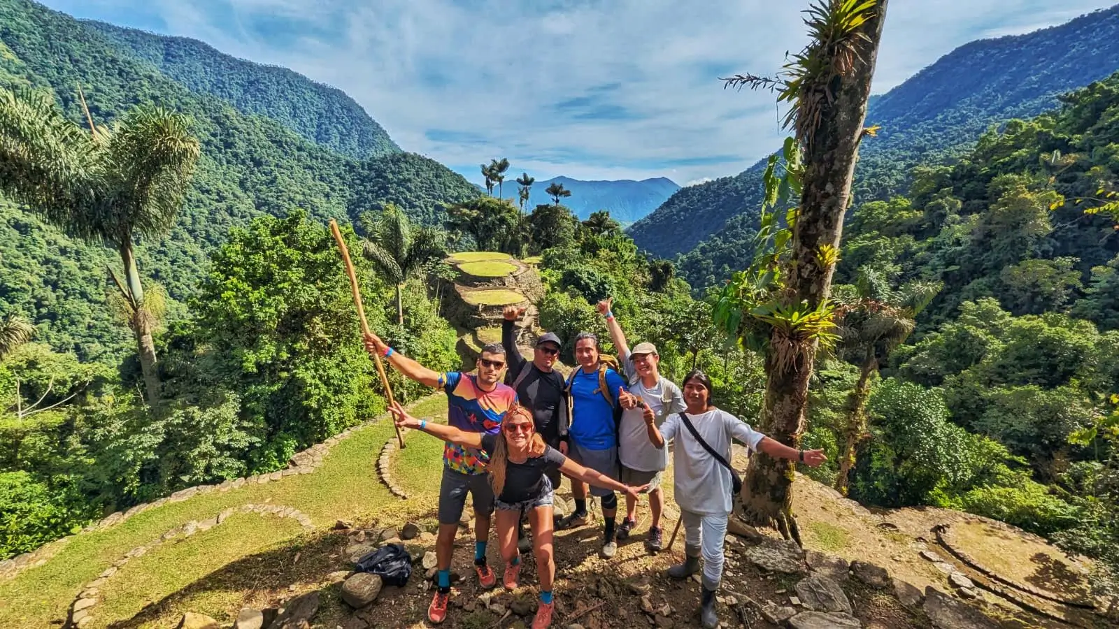 Familia aprendiendo sobre la cultura Tayrona en la visita a las terrazas de la Ciudad Perdida