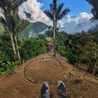 Turista sentado en una de las terrazas de la Ciudad Perdida disfrutando de las vistas y el entorno natural