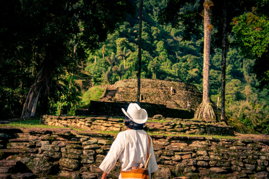 Guías indígenas en el sitio arqueológico Ciudad Perdida.